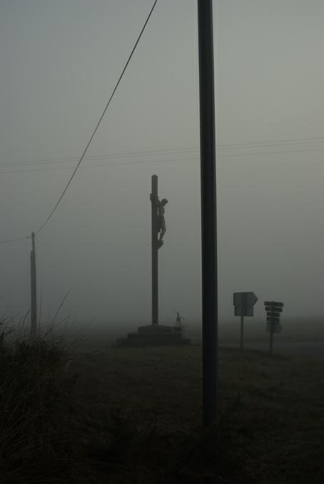 Lever du jour. La croix blanche.verneusses. photo michel ducruet