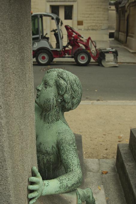 petit bronze . Montparnasse. photo michel ducruet