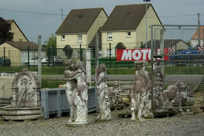 brocante et statues. photo michel ducruet