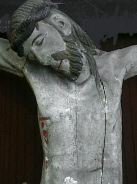 Crucifixion en bois. Villefranche de Rouergue. dtail. photo michel ducruet;