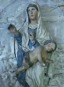 vierge  l'enfant Jsus. relief bois. Villefranche de Rouergue. dtail. photo michel ducruet.