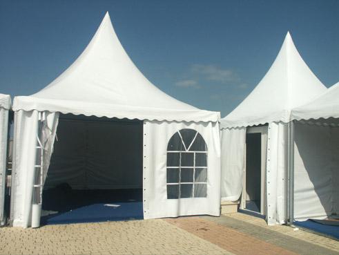 tentes blanches. Deauville. photo michel ducruet.