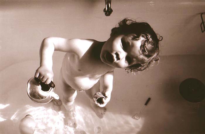 photo michel ducruet, enfant au bain, child in bathroom