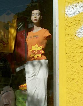 reine en vitrine. Berlin. photo michel ducruet;