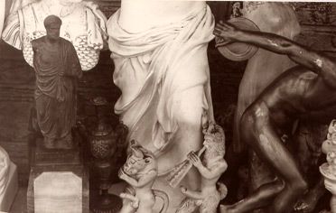 antiquits. vitrine . Paris . photo michel ducruet.