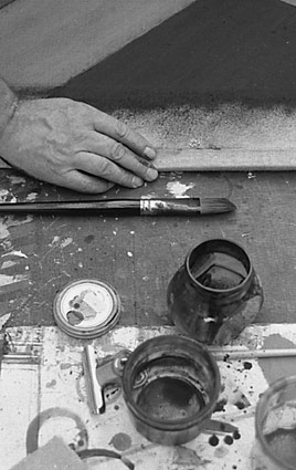 Henri Maccheroni  in his studio. main du peintre.