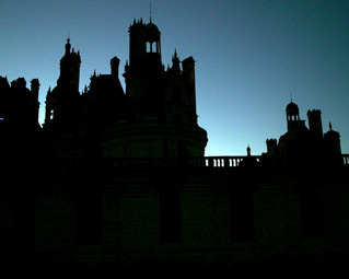 Chambord. Lanternes et chemines le soir. photo michel ducruet.