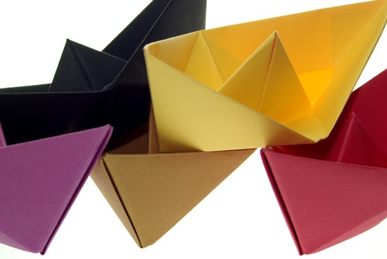 bateaux, ships, papiers de couleur. verneusses.photo michel ducruet 2008