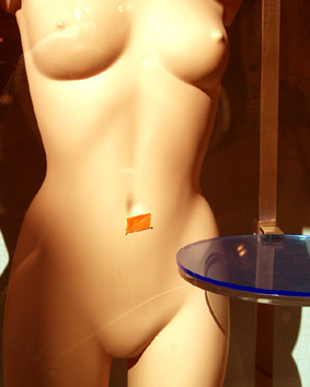 mannequin nu en vitrine