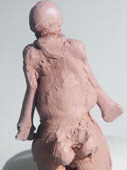 figure fminine. Art Brut. Terre de sophie Leroux. photo michel ducruet