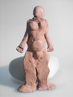 figure fminine. Art Brut. Terre de sophie Leroux. photo michel ducruet.