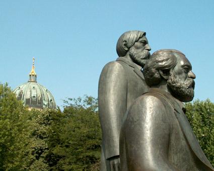 Marx et Engels. Alexander Platz. berlin. photo michel ducruet.