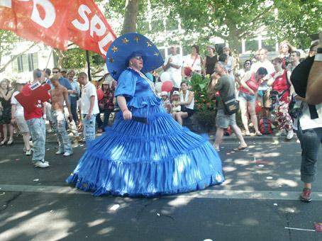 gay pride Berlin. robe bleue. photo michel ducruet