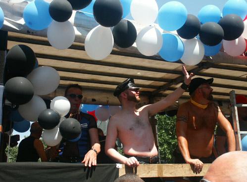 gay pride Berlin. casquettes. photo michel ducruet.