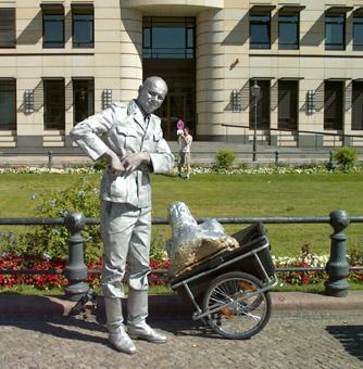 Artiste de rue. Porte de Brandebourg. Berlin. photo michel ducruet