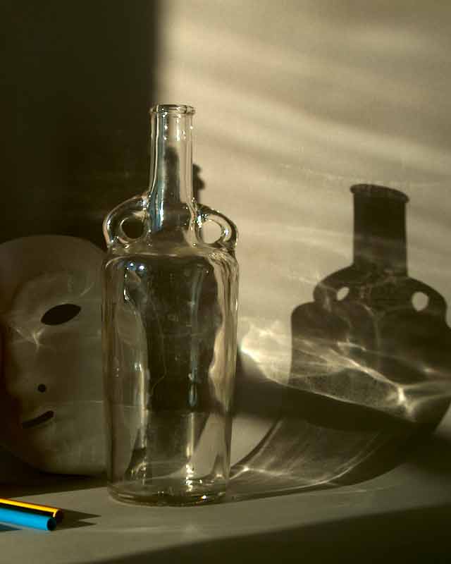 buteille de verre blanc, pastels et ombres. verneusses. photo michel ducruet.