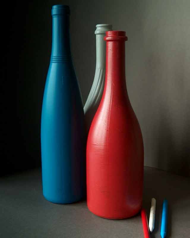 bleu, blanc, rouge, bouteilles et crayons