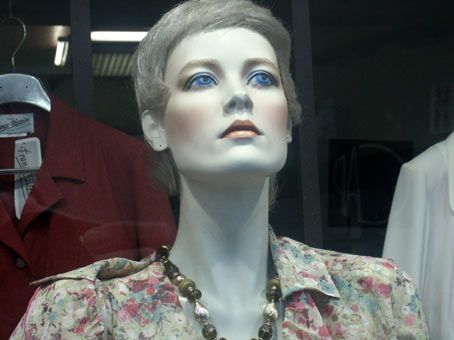 jeune femme en vitrine. Le Mans. photo michel ducruet