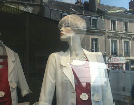 belle femme en vitrine. Le Mans. photo michel ducruet.