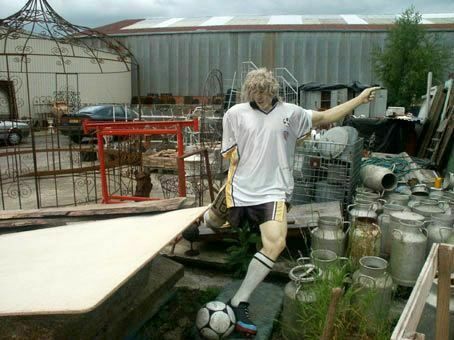 brocante. Ses. foot-balleur unijambiste. photo michel ducruet.