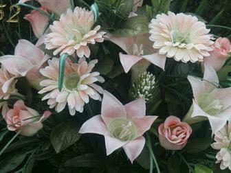 fleurs artificielles. Cimetire de Bernay. photo michel ducruet