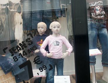 vitrine enfants. Le Mans. photo michel ducruet