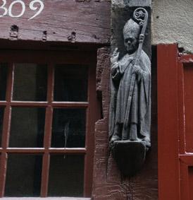 Vieux Mans. statue de saint. photo michel ducruet
