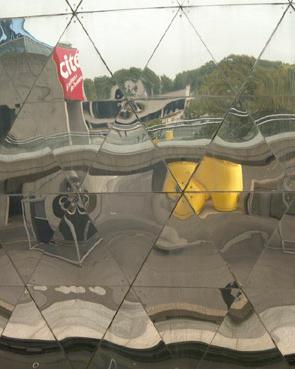 reflets dans la Gode. Paris La Vilette. photo michel ducruet