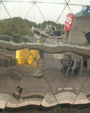 reflets dans la Gode. Paris La Vilette. photo michel ducruet