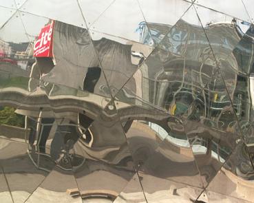 reflets dans la Gode. Paris La Vilette. photo michel ducruet