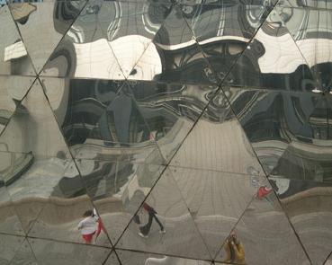 reflets dans la Gode. Paris La Vilette. photo michel ducruet
