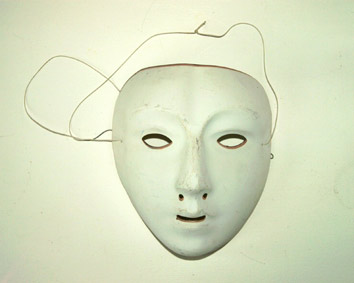 masque blanc. white mask. photo michel ducruet