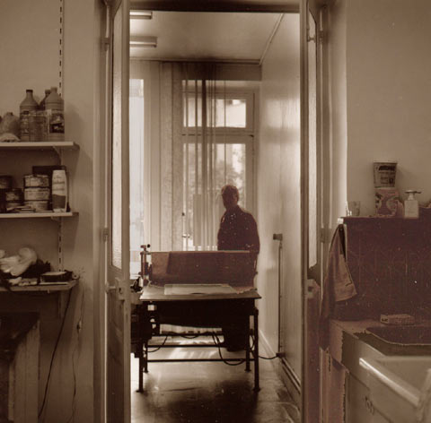 Luc Peire  derrière sa presse, Luc Peire in his studio near his press. rolleiflex.