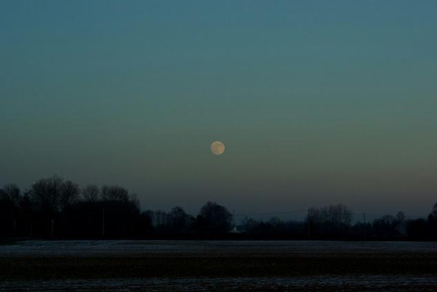 lever de Lune. Verneusses. normandie. photo michel ducruet