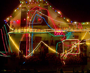 Maison illumine , nains de jardin et lumires de Nol. Broglie. photo michel ducruet.