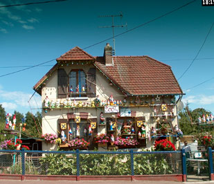 maison des nains de jardin. Broglie. photo michel ducruet.