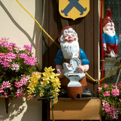 maison aux nains de jardin. Broglie. photo michel ducruet