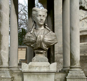 femme du monde . pre lachaise. paris.