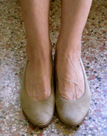 pieds de femme avec chaussures