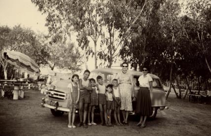 Famille Ducruet. Maroc 1955. Nash Rambler. les amis Jourdy.