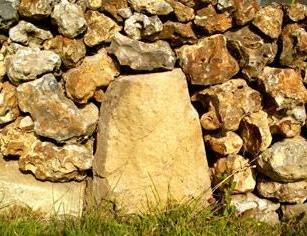 mur de pierres sches. verneusses. photo michel ducruet