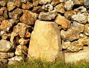 mur de pierres sches. verneusses. photo michel ducruet.