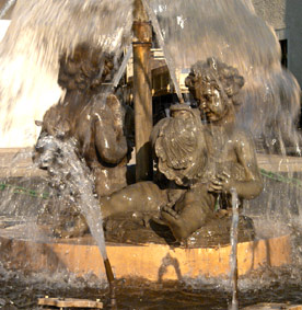 Romorantin. fontaine avec corps de bronze. photo michel ducruet