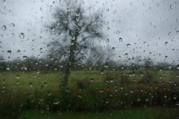 Pluie sur les carreaux . Verneusses. photo michel ducruet